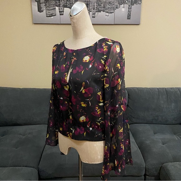 NWT bebe Bell Sleeve Chiffon Floral Top - Picture 5 of 16